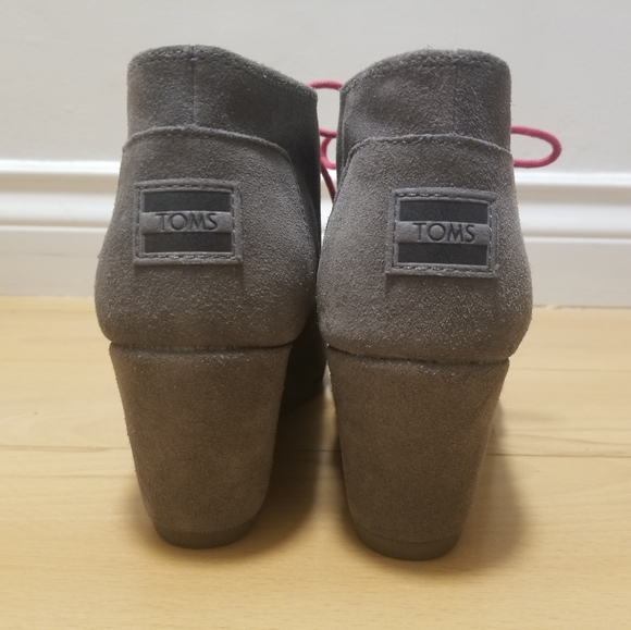 BRAND NEW TOMS purple wedges w/ pink laces Size 7 - Picture 3 of 5